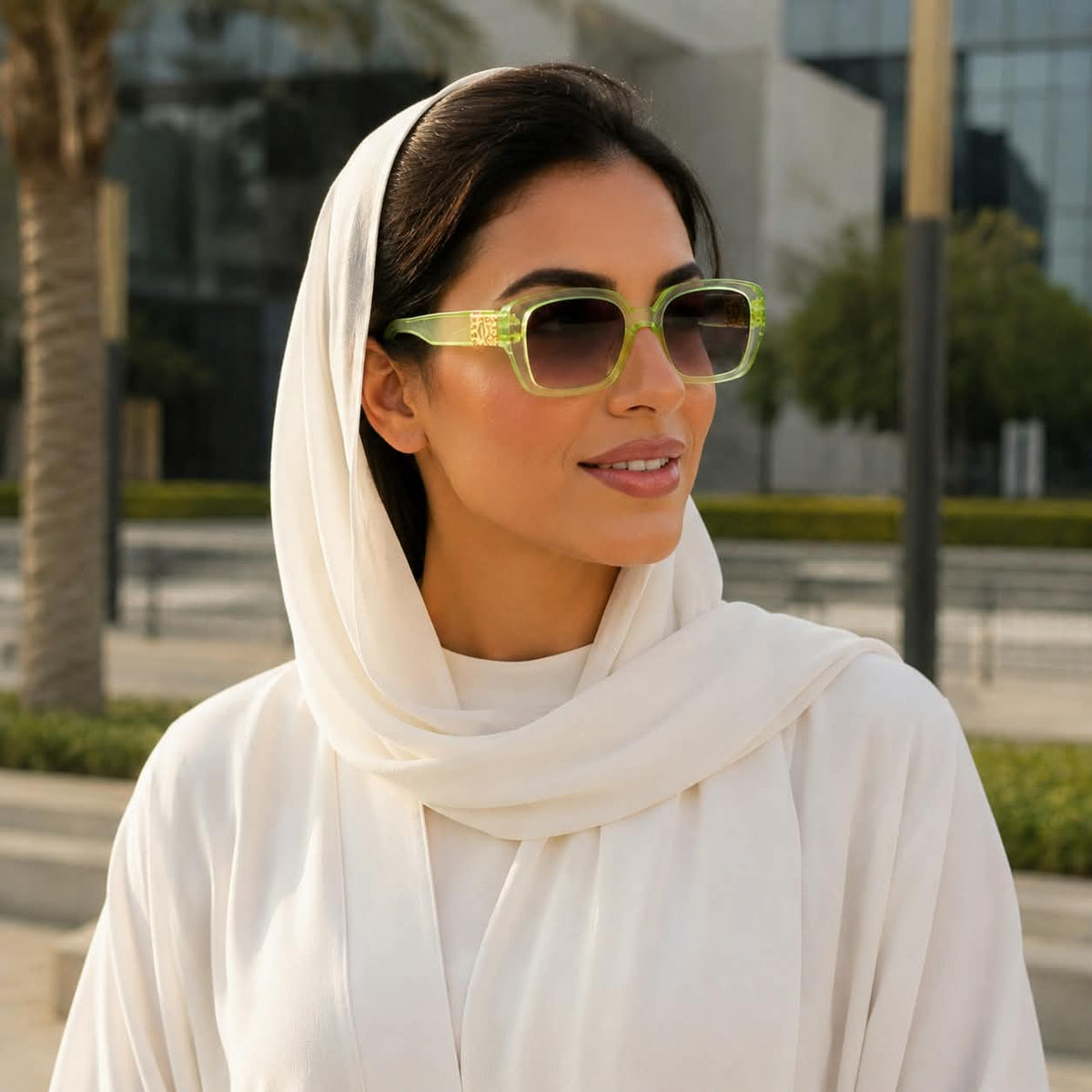 Premium Oversized Square Sunglasses for Women – Elegant Statement Frame with Gradient Lenses & Decorative Temple Detail